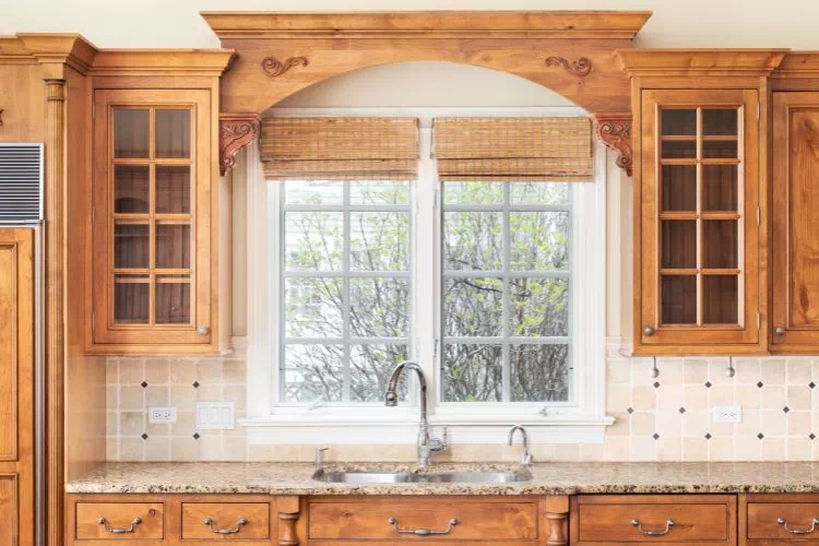 Cuisine en chêne rustique avec une crédence en carreau et un plan de travail en marbre