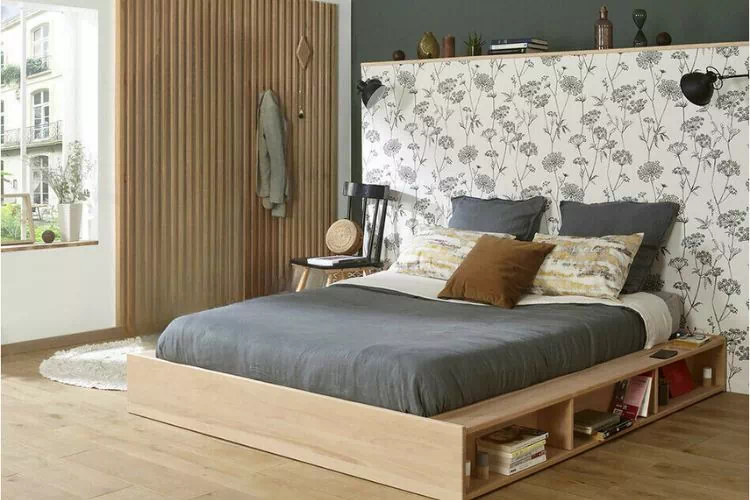 Chambre écolo chic avec un lit en bois et parquet et un pan de mur en bois