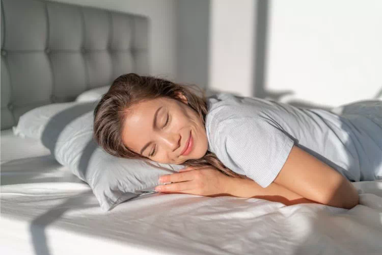 Femme dormant sur un lit confortable et respirant