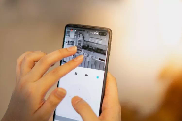 Femme visionnant ce que filme une caméra de surveillance