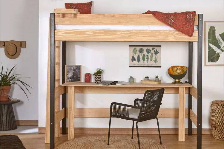 Lit mezzanine en bois dans une chambre d'enfant