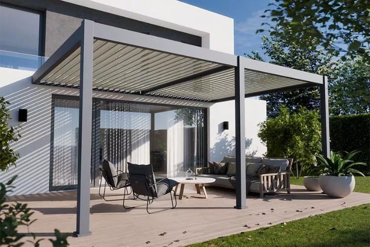 Pergola devant le salon d'une maison