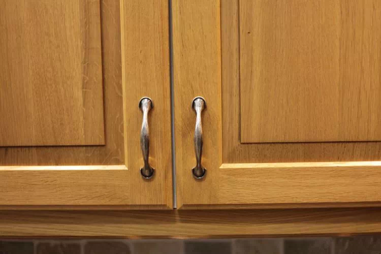 Meuble haut de cuisine avec des poignées métalliques