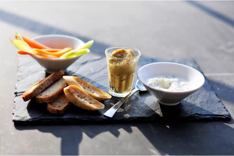 Préparation pour apéritif disposé sur une plaque d'ardoise