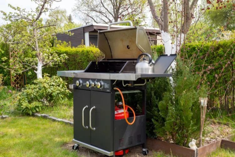 Barbecue au gaz dans un jardin