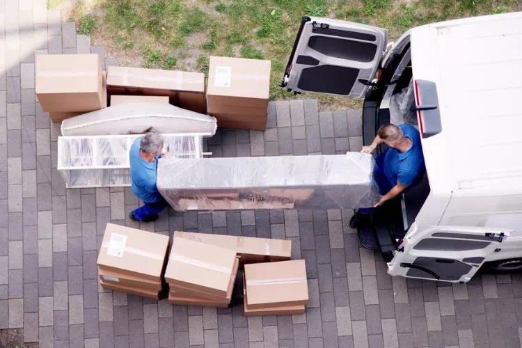 Déménageurs en train de charger un camion avec des meubles et des cartons