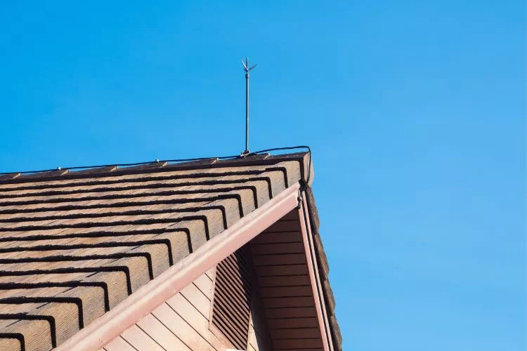 Paratonnerre sur le toit d'une maison
