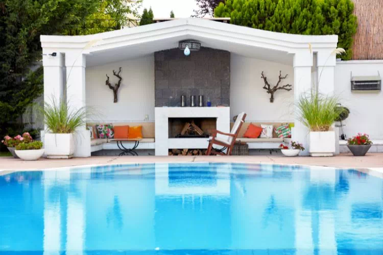 Pool house avec une cheminée