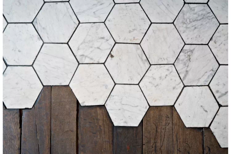 Association de carreaux hexagonaux et d'un plancher en bois