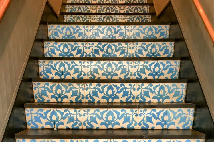 Bois avec marche en bois et contremarche en carreau de ciment