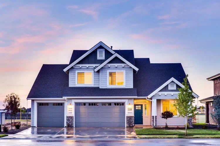 Maison à un étage avec garage