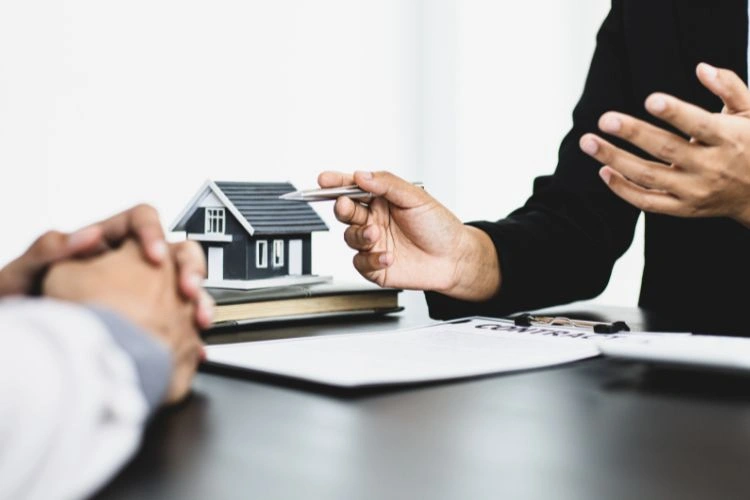 Deux personnes discutant de l'assurance habitation dans une agence
