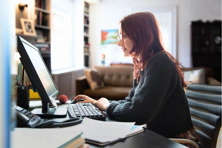 Femme en train d'assurer sa maison en ligne