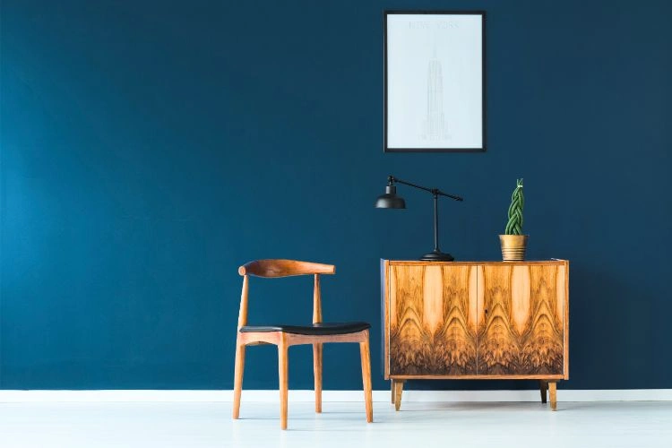 Meubles en bois et mur peint en bleu canard pour une décoration chic et sobre