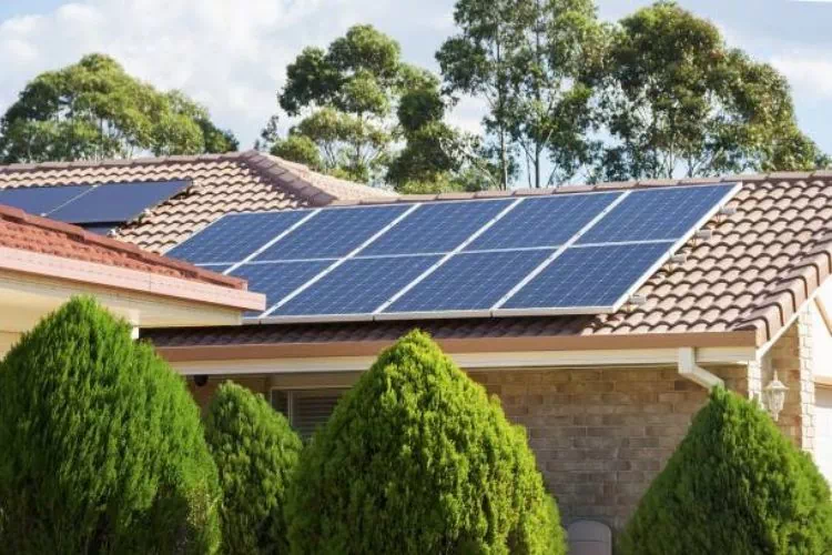 Panneaux solaires posés sur le toit d'une maison
