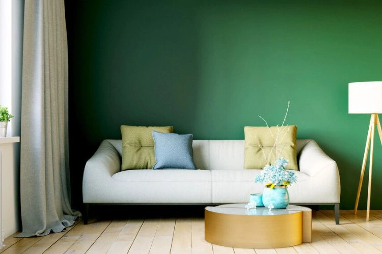 Décoration salon avec un mur peint en vert canard