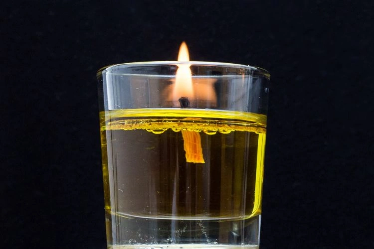 Bougie à l'huile d'olive dans un récipient en verre