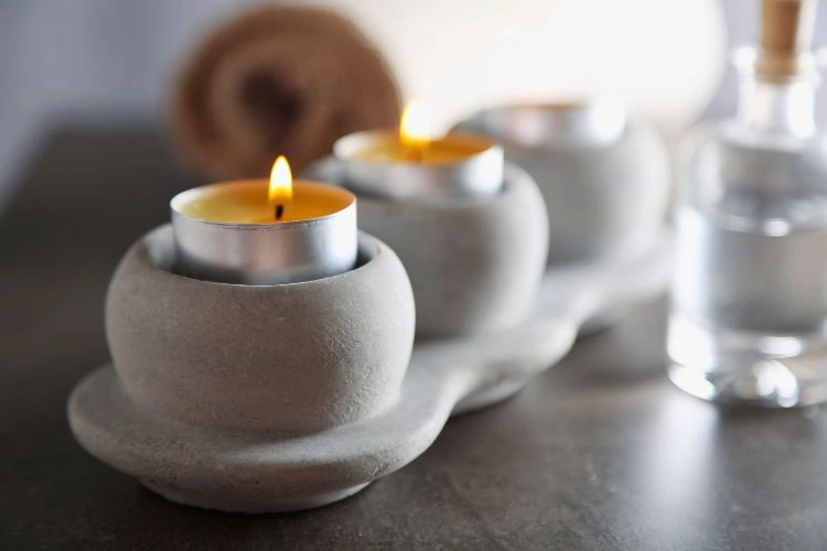 Bougies allumées dans de petites protèges bougies