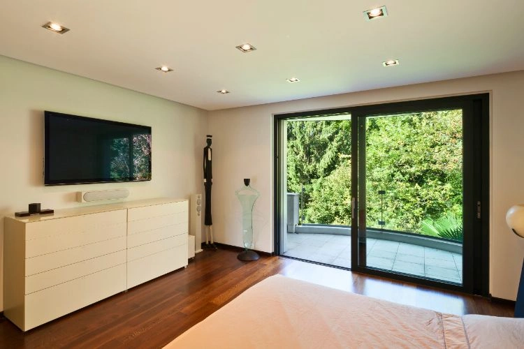 Chambre à coucher avec une télévision placée à une bonne hauteur