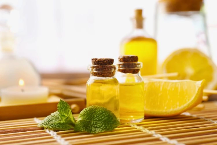Deux bouteilles d'huiles d'essentielles aux citrons