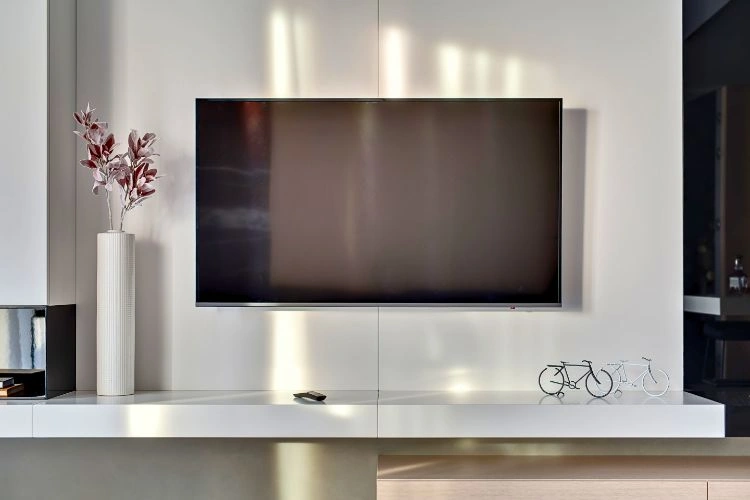 Lumière du jour qui reflète sur la télévision dans un salon