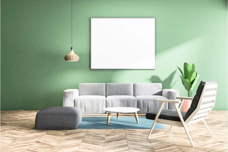 Salon avec mur couleur vert d'eau et un canapé couleur gris