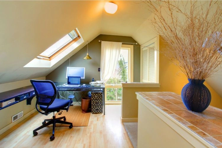 Comble aménagé en joli bureau