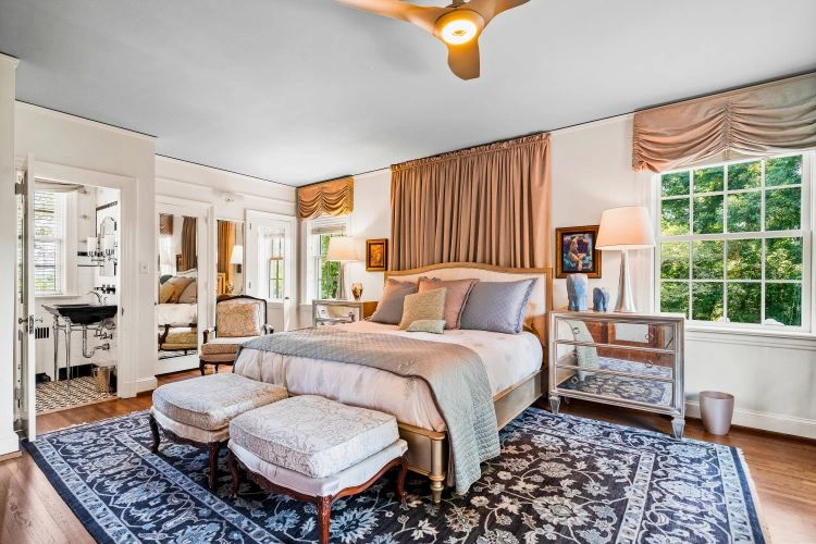 Chambre avec des rideaux taupe sur un mur blanc