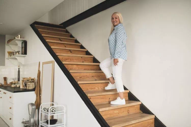Femme montant les escaliers