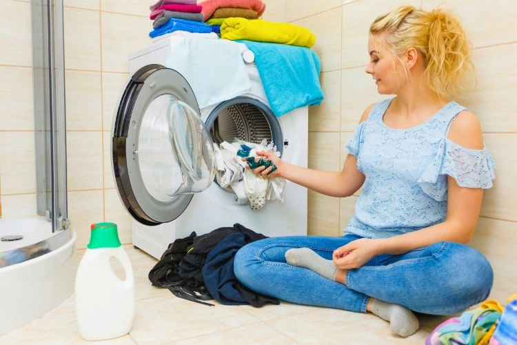 Femme en train de faire sa lessive