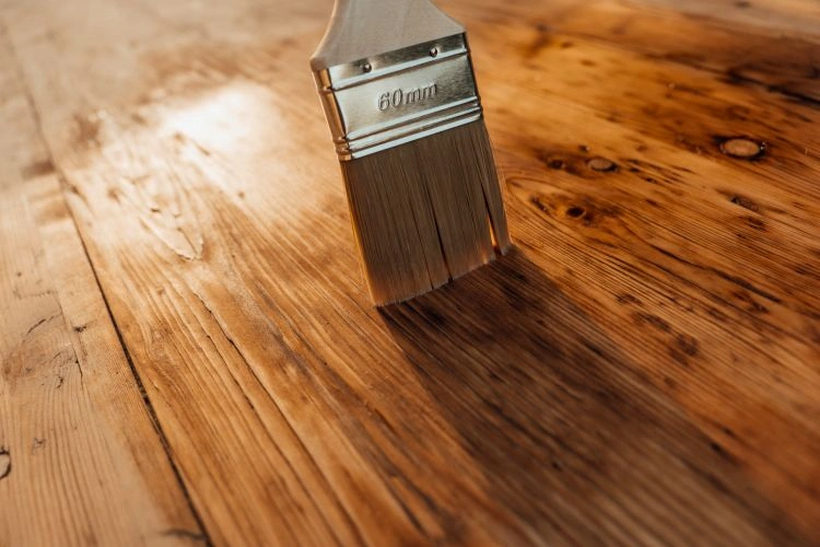 Pinceaux pour appliquer un mélange sur le bois