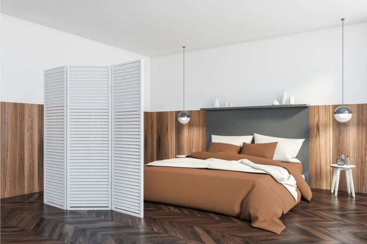 Chambre avec un parquet marron foncé