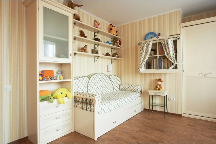 Chambre de bébé avec un parquet marron foncé