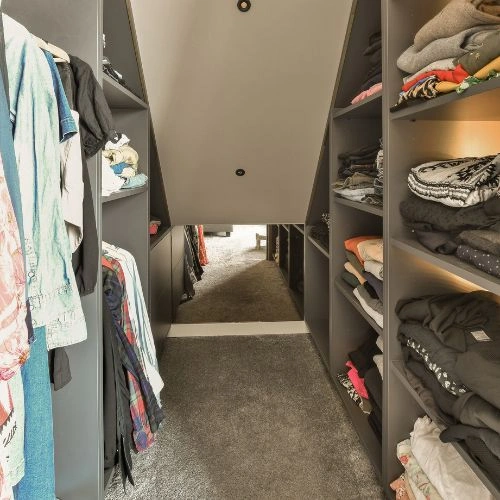 Dressing étroit sous une pente