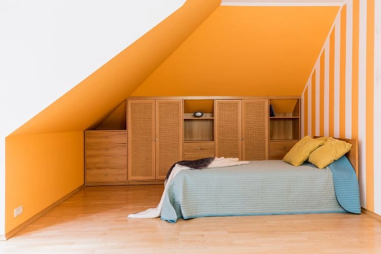 Placard sous une pente de toit dans une chambre