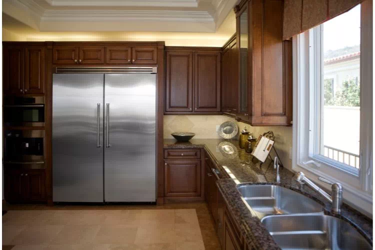 Réfrigérateur moderne dans une cuisine rustique