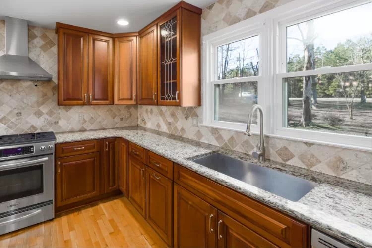 Plan de travail refait dans une cuisine ancienne