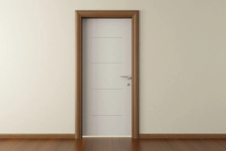 Porte blanche avec un encadrement marron