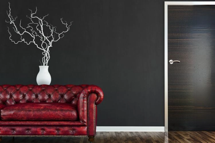 Porte blanche avec un encadrement clair