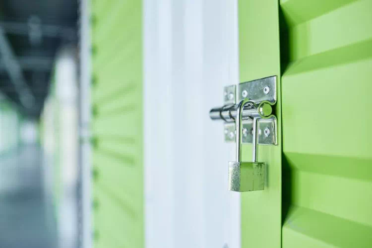 Porte verrouillée d'un box de stockage