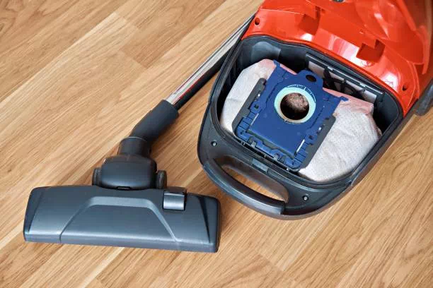 Aspirateur ouvert avec un sac plein