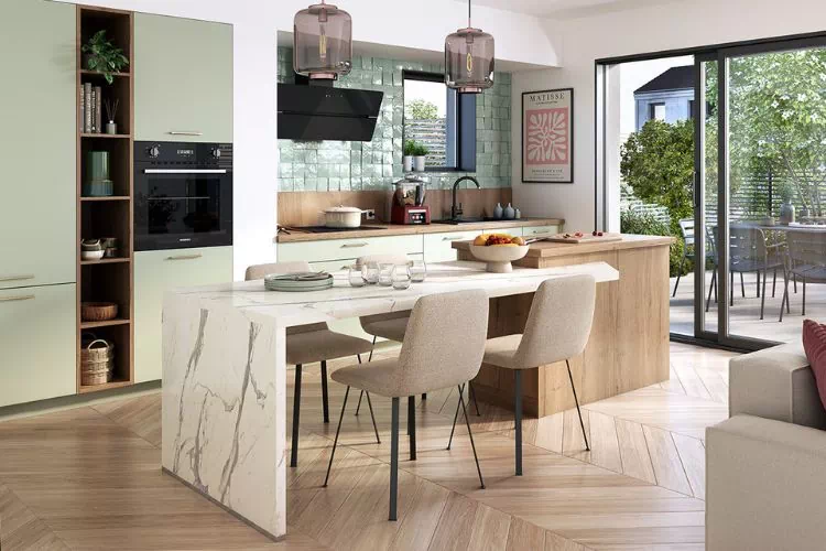 Jolie cuisine moderne donnant sur une terrasse