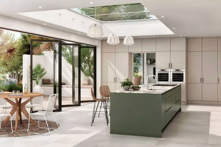 Cuisine-salle à manger moderne avec une grande baie vitrée donnant sur une terrasse