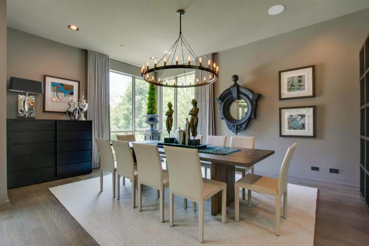 Salle à manger avec une jolie déco murale