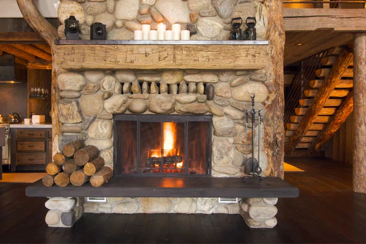 Ancienne cheminé en pierre rénovée