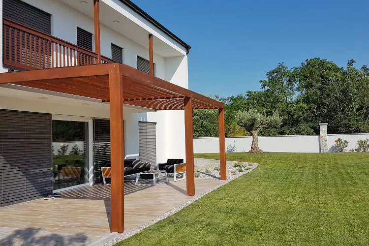 Terrasse faisant face à un petit jardin prêt à être aménager