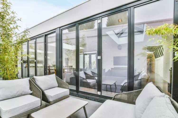 Petite terrasse devant une véranda