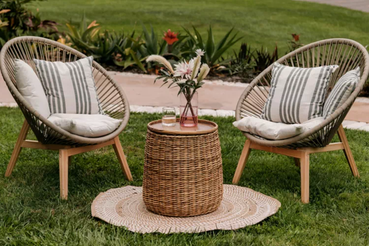 Chaise et petite table de jardin