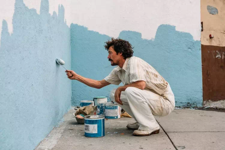 Professionnel de la peinture qui peint un mur