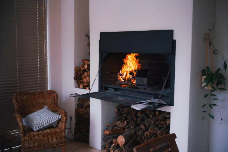 Chauffage en bois dans un salon